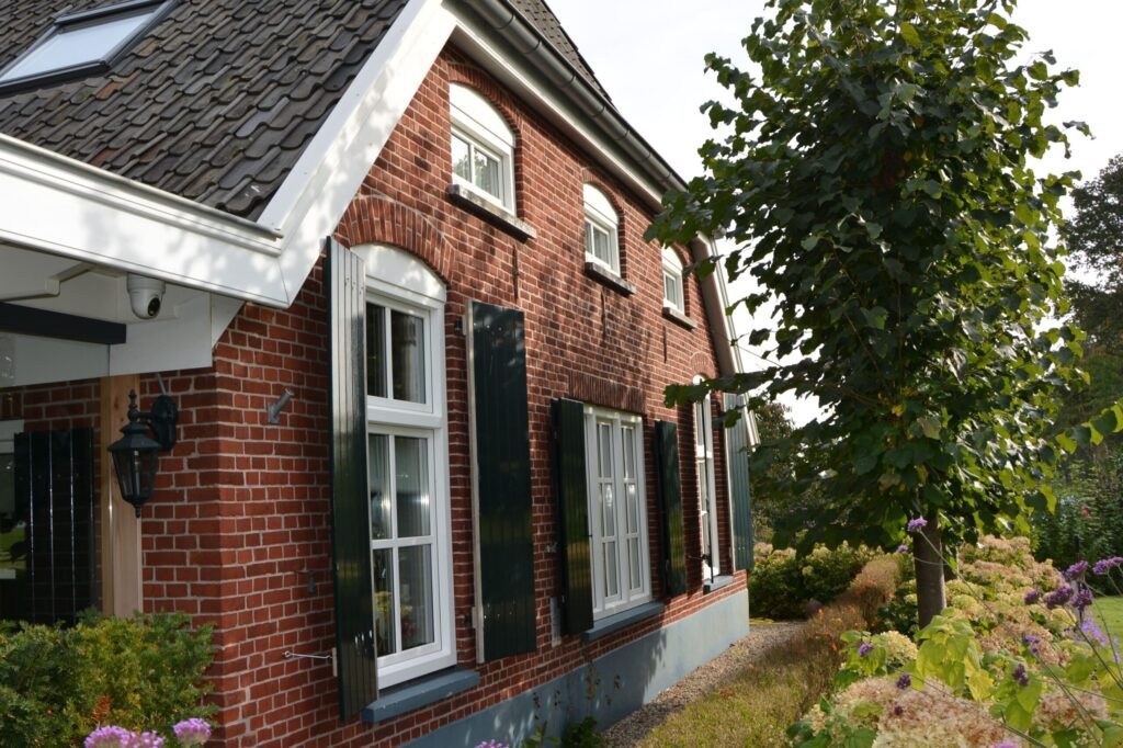 Nieuwe kunststof kozijnen bij een boerderij, gemonteerd door Maatkamp Kozijnen
